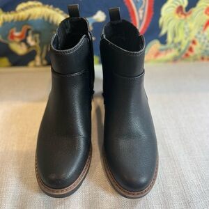 Black (ankle) booties w/ side zip.